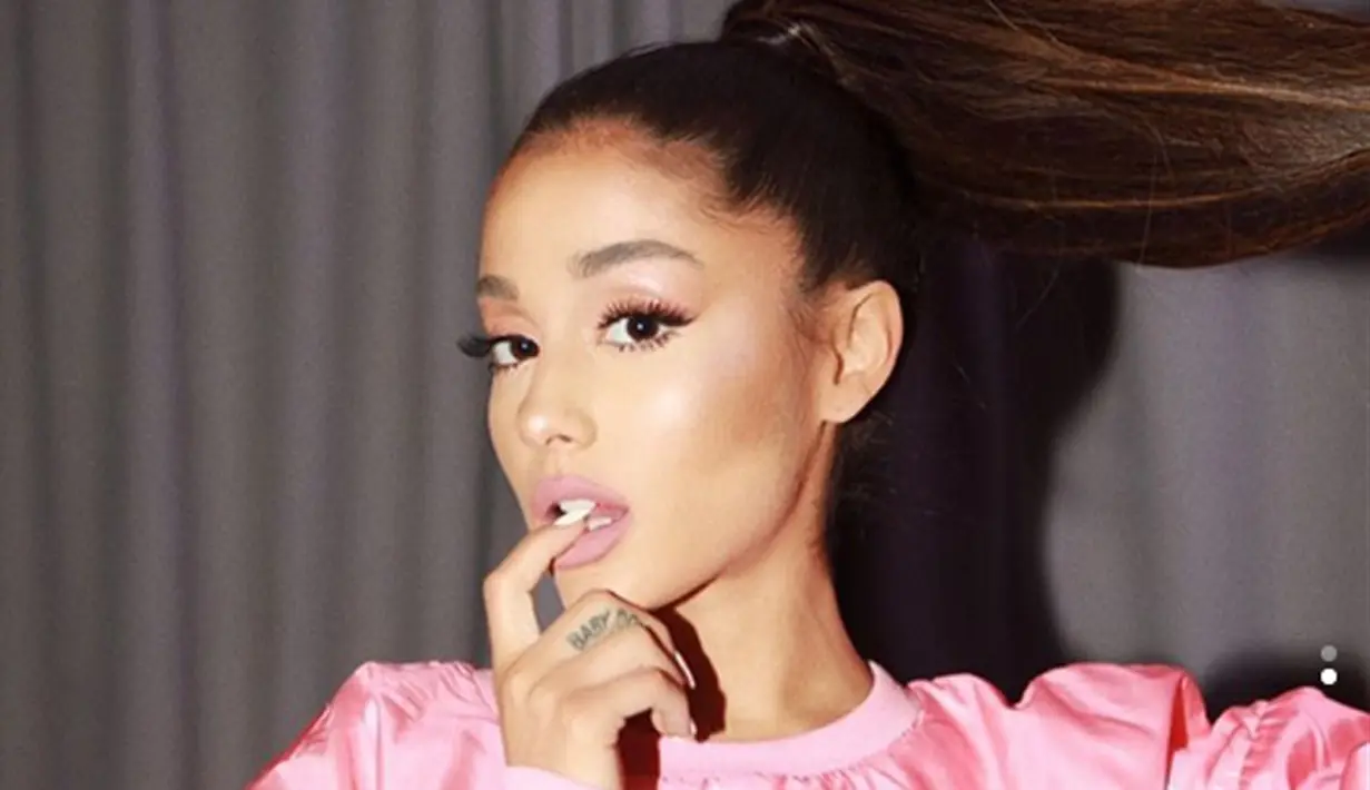 Nikcy Minaj turut prihatin atas kejadian ini. “Cintaku untuk saudara perempuanku, Ariana dan semua keluarga korban di U.K. Aku turut bersedih atas kejadian ini,” tulisnya. (Instagram/arianagrande)