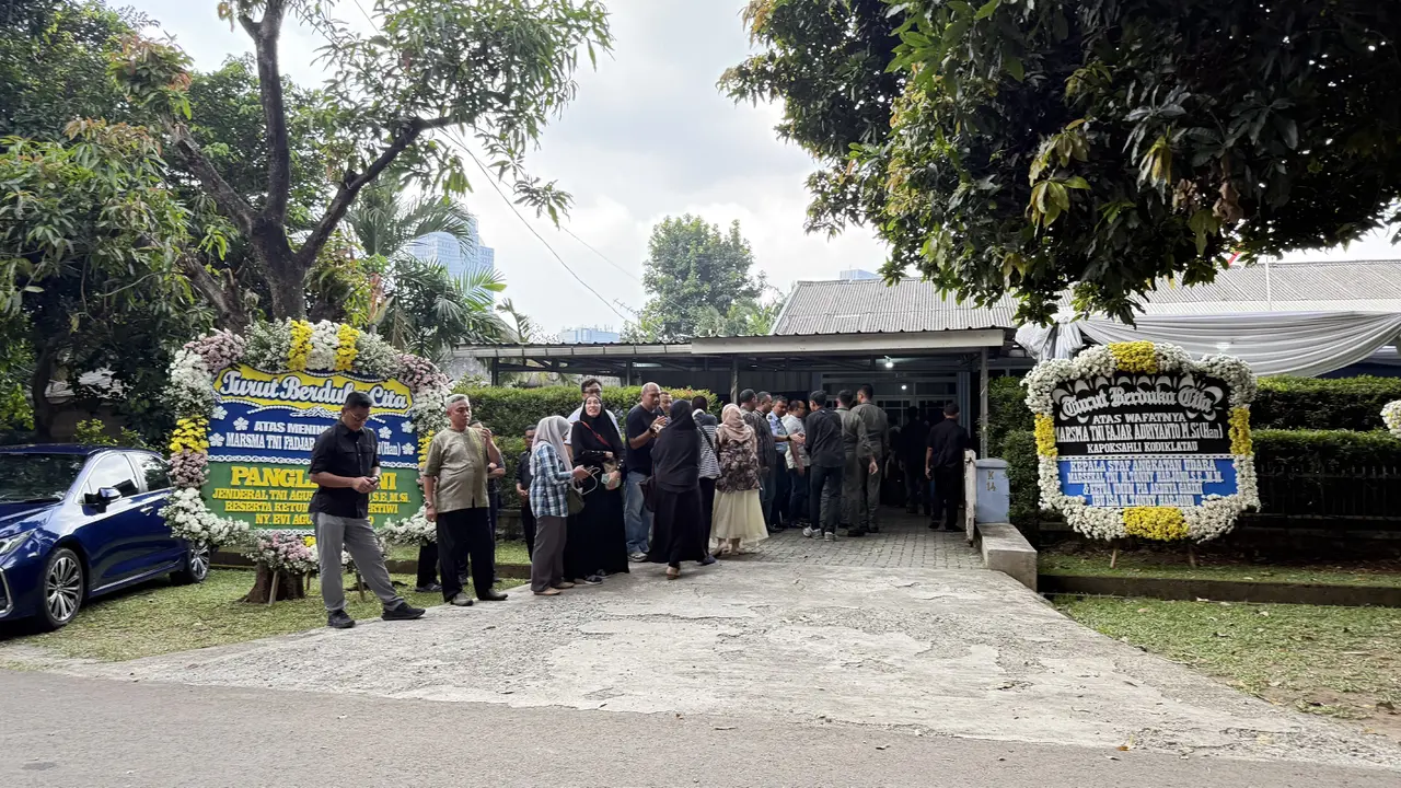 Karangan Bunga Banjiri Rumah Duka Marsma Fajar