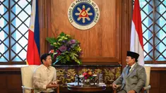 Menteri Pertahanan Republik Indonesia yang juga Presiden terpilih periode 2024-2029, Prabowo Subianto (kanan) berbincang dengan Presiden Filipina Ferdinand Marcos Jr dalam sebuah kunjungan kehormatan di Istana Malacanang, Manila, 20 September 2024. (Jam Sta Rosa/POOL/AFP)