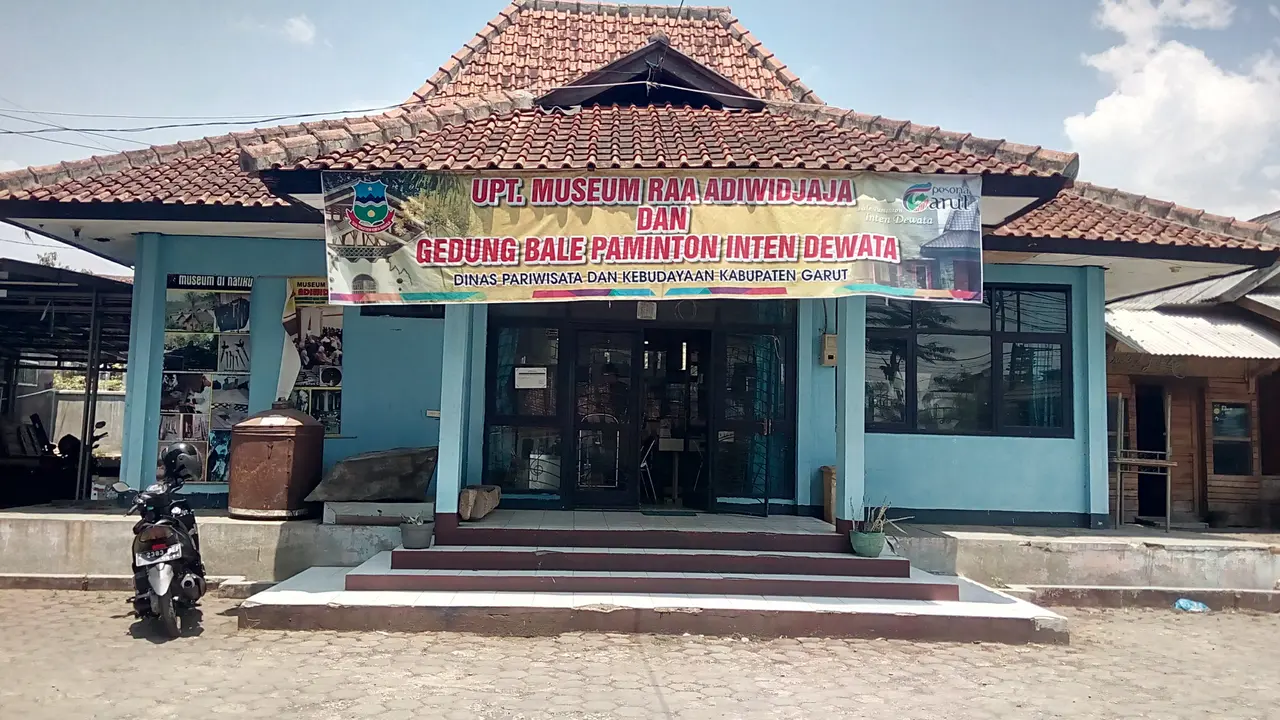 Gedung Museum RAA Adiwidjaja Garut di Bilangan Simpang Lima Garut, nampak lenggang dari kunjungan wisata