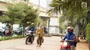 Pengendara sepeda motor melintasi trotoar di kawasan Menteng Pulo, Jakarta, Selasa (14/5/2019). Kemacetan yang semakin parah di Ibu Kota menyebabkan para pemotor nekat menerobos trotoar dan merampas hak pejalan kaki. (Liputan6.com/Immanuel Antonius)