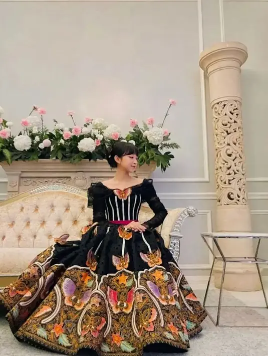 Selain performance-nya, pesona Dita Karang dalam balutan gaun Batik di KBRI Seoul mencuri perhatian. (Instagram/@dita.karang_new).