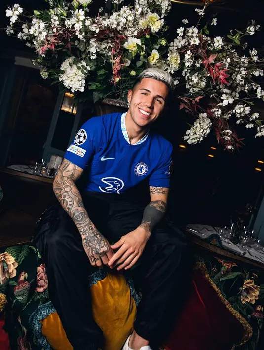 Enzo Fernandez saat menjalani sesi pemotretan dengan mengenakan seragam timnya Chelsea. Chelsea memboyongnya dari Benfica seharga 106,8 juta Pounds atau setara Rp 1,9 triliun. (Instagram/chelseafc)