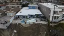 Foto yang diambil dari drone menunjukkan tumpukan puing terlihat di sepanjang tebing di bawah rumah-rumah penduduk setelah tanah longsor terjadi di San Clemente, California, Kamis, 16 Maret 2023. (AP Photo/Jae C. Hong)