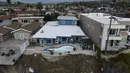 Foto yang diambil dari drone menunjukkan tumpukan puing terlihat di sepanjang tebing di bawah rumah-rumah penduduk setelah tanah longsor terjadi di San Clemente, California, Kamis, 16 Maret 2023. (AP Photo/Jae C. Hong)