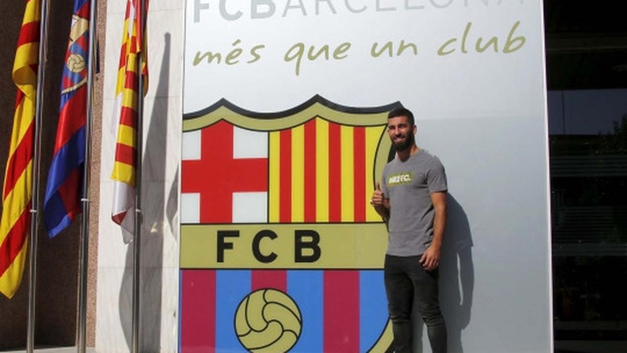 Wajah semringah Arda Turan tiba di markas Barcelona