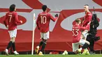 elandang Manchester United, Scott McTominay (kanan) berselebrasi bersama rekan timnya setelah mencetak gol ke gawang West Ham United di menit 97 pada pertandingan perdelapan final Piala FA 2020/2021 di Old Trafford, Inggris (10/2/2021). MU menang tipis atas West Ham 1-0. (Michael Regan/POOL/AFP)