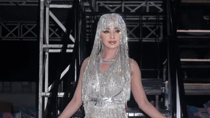 Penampilan Dewi Perssik ala Cleopatra dengan gaya bling-bling (credit: instagram/dewiperssik9)