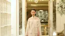 Koleksi ini terdiri dari berbagai pakaian bersiluet modern, dengan sentuhan kerah Shanghai sebagai aksen oriental. [Foto: Document FIMELA/Adrian Putra]