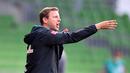 Pelatih Werder Bremen, Florian Kohfeldt, memberikan arahan kepada timnya saat melawan Eintracht Frankfurt pada laga lanjutan Bundesliga di Weser Stadion, Kamis (4/6/2020) dini hari WIB. Frankfurt menang 3-0 atas Bremen. (AFP/Stuart Franklin/pool)