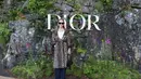 Jennifer Lawrence mengenakan mantel wol bermotif Dior Pre Fall 2024 dengan kaos katun putih dan jeans katun biru. Dia juga mengenakan tas dan sepatu Dior. [Dok/Dior]