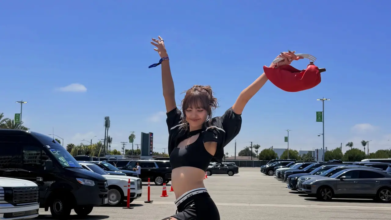 Lisa BLACKPINK Jadi Nike Girl saat Nonton Piala Dunia 2026, Tas Cabai Rp42 Juta Jadi Sorotan