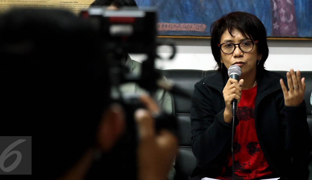 Istri mendiang Munir, Suciwati memberikan keterangan pers Ultimatum Suciwati untuk Presiden terkait hilangnya laporan Tim Pencari Fakta (TPF) kasus pembunuhan aktivis Munir, di Kantor Kontras, Jakarta, Rabu (19/10). (Liputan6.com/Johan Tallo)