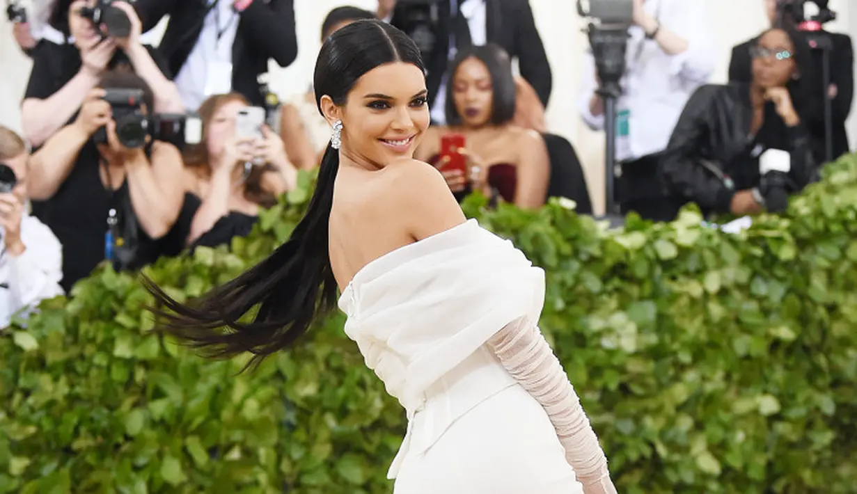 Namun sepertinya Kendall Jenner tak menyukai apa yang ibunya lakukan. (Jamie McCarthy/Getty Images/USWeekly)