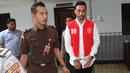 Aktor Restu Sinaga dibawa ke ruang tahanan khusus setibanya di PN Jakarta Selatan, Kamis (13/10). Restu Sinaga akan menjalani sidang perdana atas kasus kepemilikan narkoba pada Juni lalu. (Liputan6.com/Herman Zakharia)