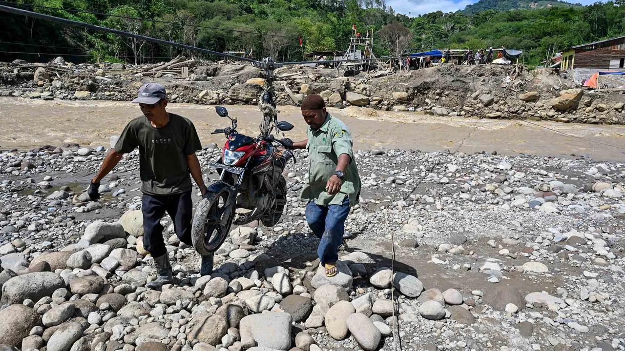 FOTO: Perjuangan Warga Ketol Menyeberangi Sungai  Berarus Deras dengan Tali