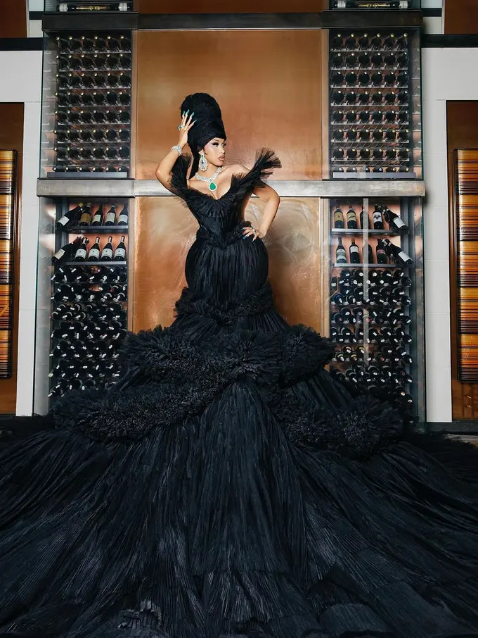 Tampilan Heboh Cardi B Pakai Gaun Raksasa di Met Gala 2024, Sampai Dibopong 9 Orang