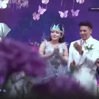 Gaun pengantin impian Via Vallen bertema fairy tales membuat ia menjelma jadi peri di resepsi pernikahan yang digelar di JW Marriott, Surabaya, Sabtu (16/7/2022)