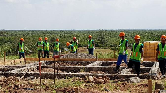 Puluhan warga binaan pemasyarakatan (WBP) atau napi Nusakambangan terlibat dalam pembangunan rusun dan rusus di pulau penjara. (Foto: Liputan6.com/Humas Ditjen PAS/Muhamad Ridlo)
