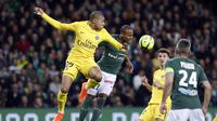 Paris Saint-Germain (PSG) bermain 1-1 ketika melawat ke markas Saint-Etienne pada laga pekan ke-32 Ligue 1, di Stadion Geoffroy Guichard, Sabtu (7/4/2018) dini hari WIB. (AP/Laurent Cipriani)