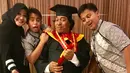 Komedian bernama Alfiansyah atau lebih dikenal dengan Komeng baru saja menjalani wisuda. Potret keceriaan Komeng tergambar dalam foto yang dibagikan oleh istrinya, Aprilliana Indra Dewi. (Instagram/indradewi2242)