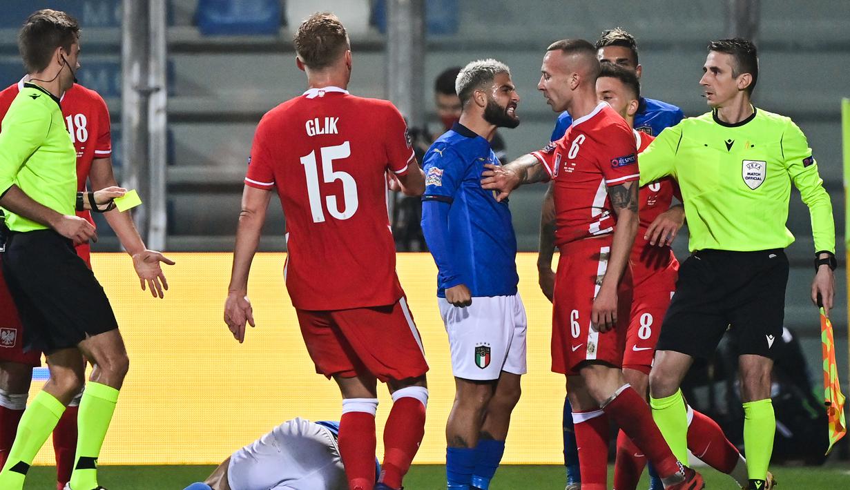 Striker Italia, Lorenzo Insigne (tengah), terlibat adu mulut dengan gelandang Polandia, Jacek Goralski yang menjatuhkan Andrea Belotti (bawah), dalam laga UEFA Nations League Grup A1 di Stadion Mapei, Italia, Senin (16/11/2020) dini hari WIB. Italia menang 2-0 atas Polandia. (AFP/Miguel Medina)