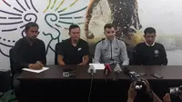 Simon McMenemy bersama dua asisten pelatih Timnas Indonesia, Yeyen Tumena dan Joko Susilo. (Bola.net/Fitri Apriani)