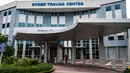 Orang-orang berdiri di pintu masuk Ryder Trauma Center tempat Ibu Negara Haiti Martine Moise dirawat di Miami, Rabu (7/7/2021). Presiden Haiti Jovenel Moise dibunuh dan istrinya terluka dalam aksi penyerangan di kediaman pribadinya pada Rabu dini hari. (CHANDAN KHANNA/AFP)
