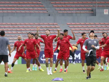 Sejumlah pemain Timnas Indonesia saat menjalani sesi latihan di KLFA Stadium, Kuala Lumpur, Minggu (25/12/2022) jelang menghadapi Brunei Darussalam di Piala AFF 2022. (Bola.com/Zulfirdaus Harahap)