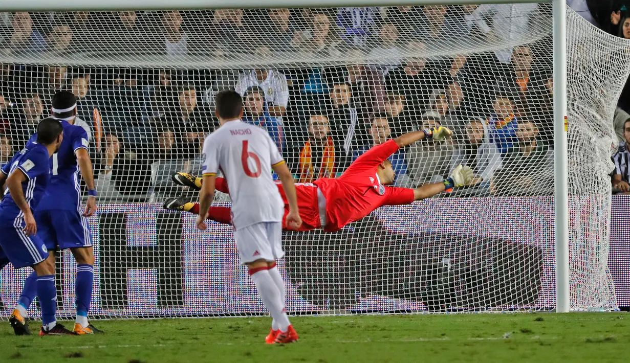 Kiper Israel, Ariel Harush berusaha menangkap bola yang ditendang pemain timnas Spanyol pada kualifikasi Piala Dunia 2018 grup G di Teddi Malcha Stadium, Senin (9/10). Gol semata wayang Illarramendi menjadi penentu kemenangan Tim Matador (Thomas COEX/AFP)