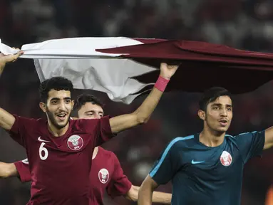 Para pemain Qatar mengibarkan bendera usai mengalahkan Thailand pada laga Piala AFC U-19 di SUGBK, Jakarta, Minggu (28/10). Qatar menang 7-3 atas Thailand. (Bola.com/Vitalis Yogi Trisna)