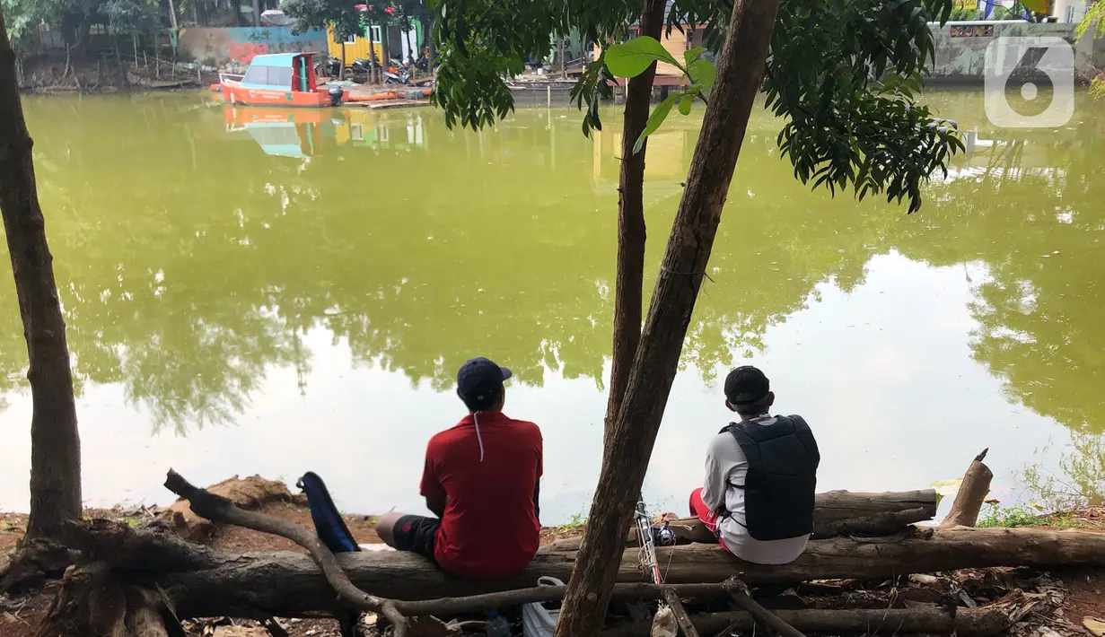 Warga memancing di Waduk Rawa Dongkal di kawasan Cibubur, Jakarta Timur, Rabu (29/7/2020). Penataan waduk ini akan menggandeng pihak swasta melalui program penataan kawasan 1.000 danau. (Liputan6.com/Immanuel Antonius)