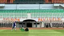 Seorang petugas melakukan perawatan rumput Stadion Pakansari, Cibinong, Kabupaten Bogor, Rabu (23/7/2026). Perawatan lapangan terus dilakukan menjelang Stadion Pakansari menjadi kandang Timnas Indonesia pada babak penyisihan Grup A Piala AFF 2026. Pengelola stadion melakukan treatment rumput sejak berakhirnya Pegadaian Championship 2025/2026 dengan pendampingan dari tim PSSI agar kondisi lapangan memenuhi standar untuk pertandingan internasional. (Bola.com/Muhammad Adi Yaksa)