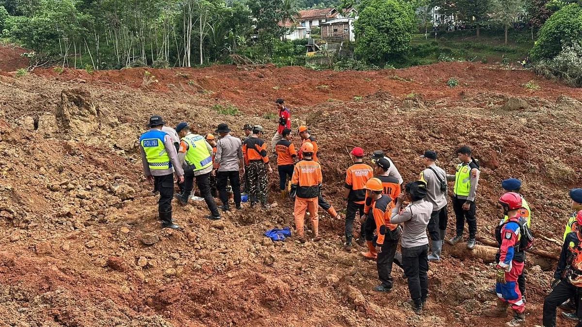 FOTO: Operasi SAR Longsor Majenang Terus Diperkuat, 20 Warga Masih Dalam Pencarian