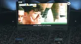 Pemain Tottenham Hotspur, Son Heung-min tampak tak mampu membendung air matanya dilihat dari layar stadion dalam laga persahabatan pramusim melawan Newcastle di Seoul World Cup Stadium, Seoul, Korea Selatan, Minggu (03/08/2025) waktu setempat. (AP Photo/Ahn Young-joon)