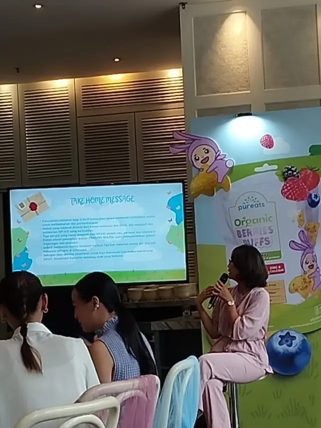 Foto dr. Juwalita Surapsari sedang memaparkan materi tentang pemberian ASI dan snack sebagai pendamping ASI