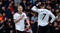 Pemain Manchester United Donny van de Beek (kiri) dan Cristiano Ronaldo (kanan) bereaksi setelah pemain Aston Villa Jacob Ramsey mencetak gol ke gawang mereka pada pertandingan sepak bola Liga Inggris di Villa Park, Birmingham, Inggris, 6 November 2022. Aston Villa mempermalukan Manchester United dengan skor 3-1. (AP Photo/Rui Vieira)