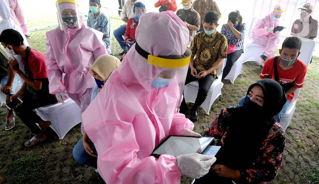 Petugas medis mendata warga saat rapid test oleh BIN di Lapangan Kantor Kecamatan Pamulang, Tangerang Selatan, Banten, Kamis (2/7/2020). BIN menggelar rapid test gratis terhadap 800 warga Pamulang untuk memutus mata rantai penyebaran virus corona COVID-19. (merdeka.com/Arie Basuki)