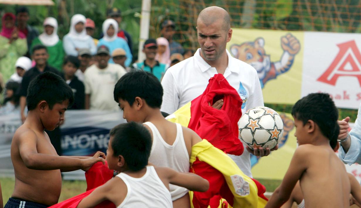  Zinedine Zidane, saat memberikan pelatihan sepak bola untuk anak-anak Indonesia di Desa Cisaat, Ciater, Jawa Barat, (07/08/2007).  Zidane, menjadi duta sepak bola selama tiga hari di Indonesia. (EPA/Mast Irham)