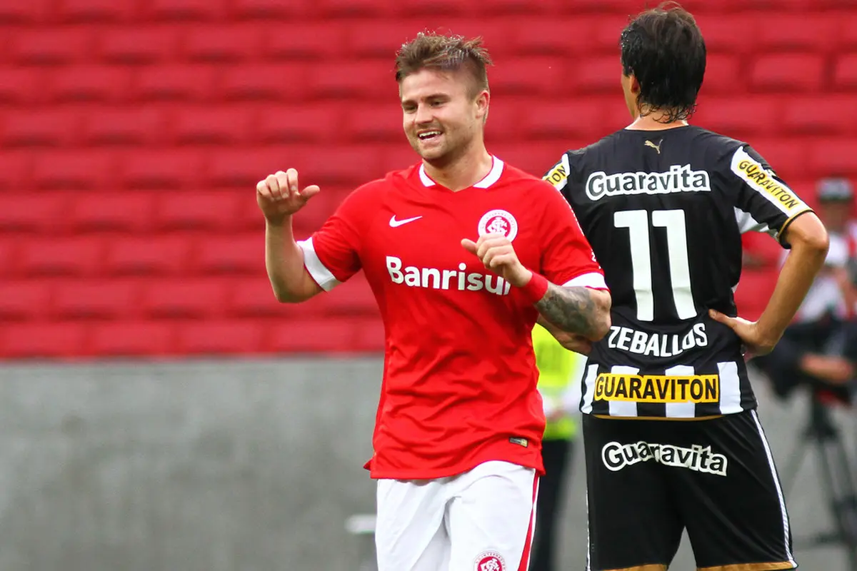Manchester United Incar Dua Gelandang Internacional
