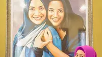 Lukisan besar Ikke dan putrinya menempel di dinding. Sekedar informasi, dari pernikahan pertamanya, Ikke dikaruniai seorang putri cantik bernama Siti Adira Kania. [Foto: dok. Instagram/ikkenurjanah0518]