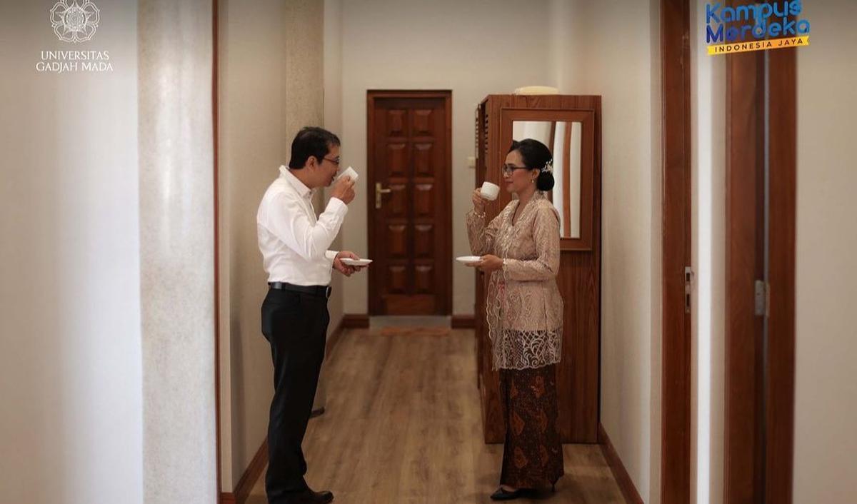 Jauh sebelumnya, pasangan suami istri tersebut dipertemukan saat masih mengenyam bangku pendidikan tinggi di Farmasi UGM.