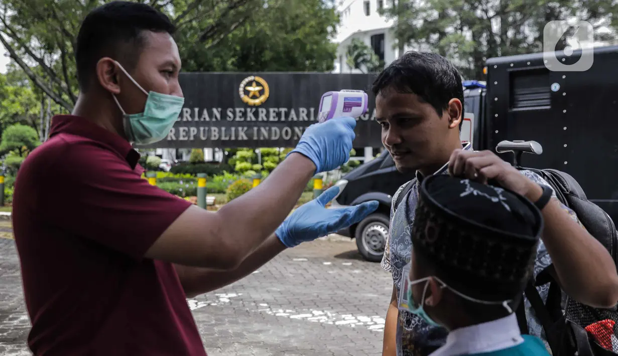 Petugas memeriksa suhu tubuh orang-orang yang akan memasuki Kompleks Istana Kepresidenan, Jakarta, Selasa (3/3/2020). Istana Kepresidenan memperketat pemeriksaan terhadap tamu, ASN, dan pejabat negara untuk mencegah penyebaran virus corona (COVID-19). (Liputan6.com/Faizal Fanani)