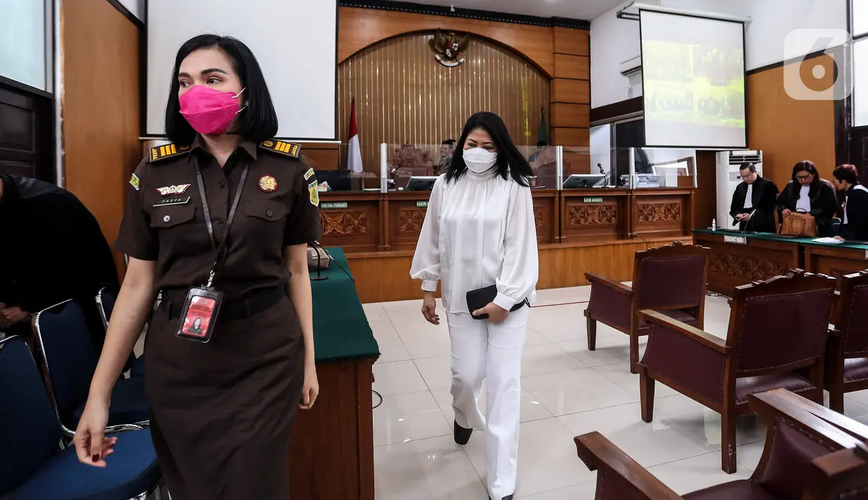 Terdakwa kasus pembunuhan berencana Brigadir Yosua Hutabarat, Putri Candrawathi seusai menjalani sidang dengan agenda pembacaan replik JPU atas pleidoi terdakwa dan tim penasehat  hukum terdakwa di Pengadilan Negeri Jakarta Selatan, Jakarta, Senin (30/1/2023). Jaksa Penuntut Umum (JPU) meminta majelis hakim menolak seluruh pleidoi atau nota pembelaan yang diajukan oleh Putri Candrawathi dan tim penasihat hukumnya. (Liputan6.com/Johan Tallo)