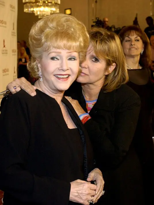 Sebuah buku hasil karya Carrie berjudul ‘Princess Diarist’ didedikasikan untuk Debbie Reynolds. Selain itu, ia juga mempersembahkan untuk anak perempuan kesayangannya dan sahabatnya, Mathison, yang meninggal tahun 2015 karena kanker. (AFP/Bintang.com)
