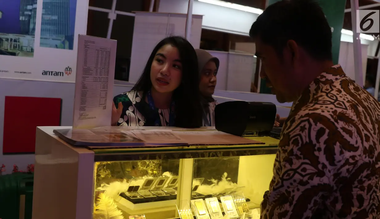 Pengunjung melihat dummy emas batangan saat pameran di Jakarta, Jumat (23/8/2019).  Pada hari sebelumnya, harga emas mencapai Rp 755 ribu per gram. (Liputan6.com/Angga Yuniar)