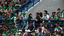 Suasana saat Bonek menunggu laga Persebaya melawan PSPS Riau pada laga 8 Besar Liga 2 Grup Y di Stadion GBLA, Bandung, Sabtu (18/11/2017). Persebaya Menang 1-0. (Bola.com/Nicklas Hanoatubun)