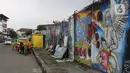 Warga melintasi mural ajakan melawan COVID-19 di Depok, Jawa Barat, Selasa (14/4/2020). Pemprov Jawa Barat akan memulai pembatasan sosial skala besar di Bogor, Depok, Bekasi pada Rabu (15/4) dengan menyiapkan anggaran Rp4 triliun sebagai jaring pengaman sosial. (Liputan6.com/Helmi Fithriansyah)