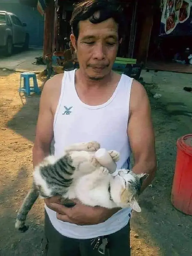 8 Potret Absurd Bapak-Bapak Momong Hewan Peliharaan, Bak Anak Sendiri