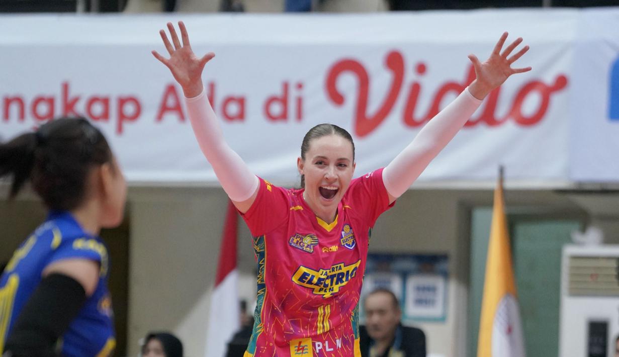 Tim putri Jakarta Electric PLN yang berambisi sapu bersih dua laga di kandang, berhasil memetik kemenangan pertama dalam lanjutan PLN Mobile Proliga 2025 seri ketiga putaran pertama hari perdana di GOR Ken Arok Malang, Jumat (17/1/2025). (Dok. Moji)